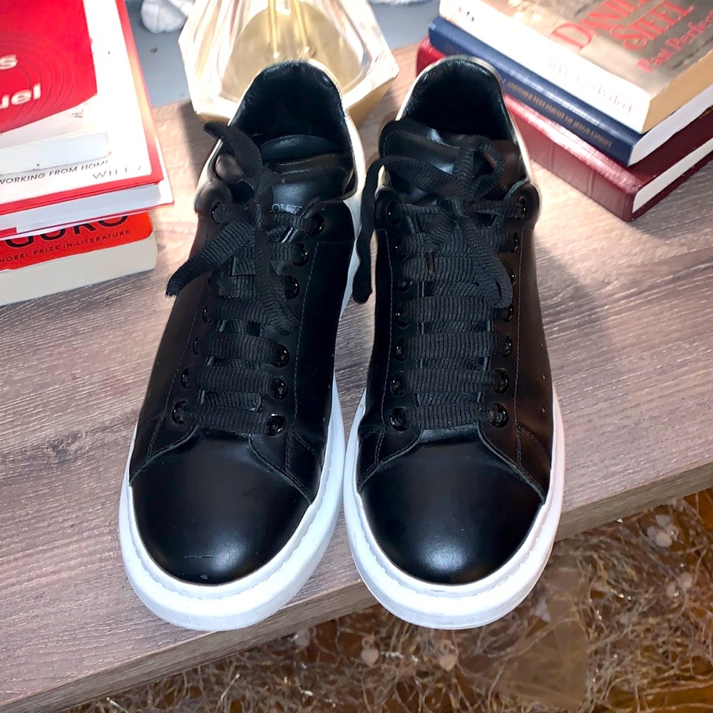 Men's Oversized Sneaker in Black/white.